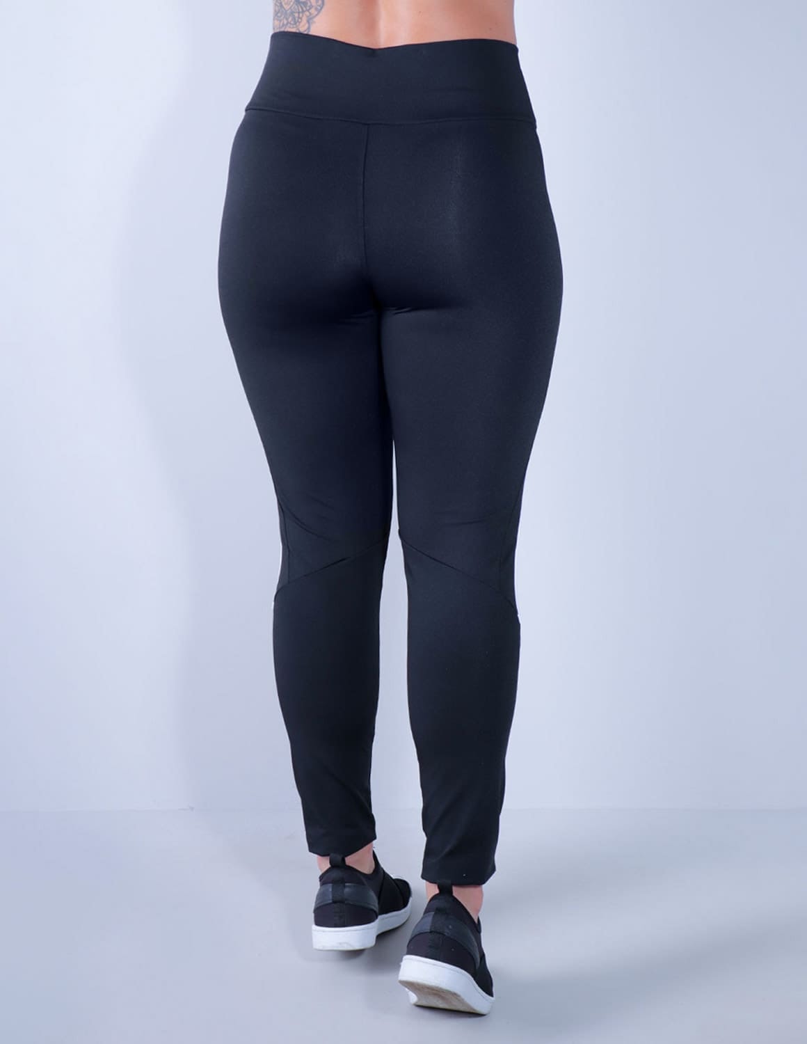 Calça Fitness Preta com Listras Brancas nas Laterais | Ref: 4.4.4336-0102