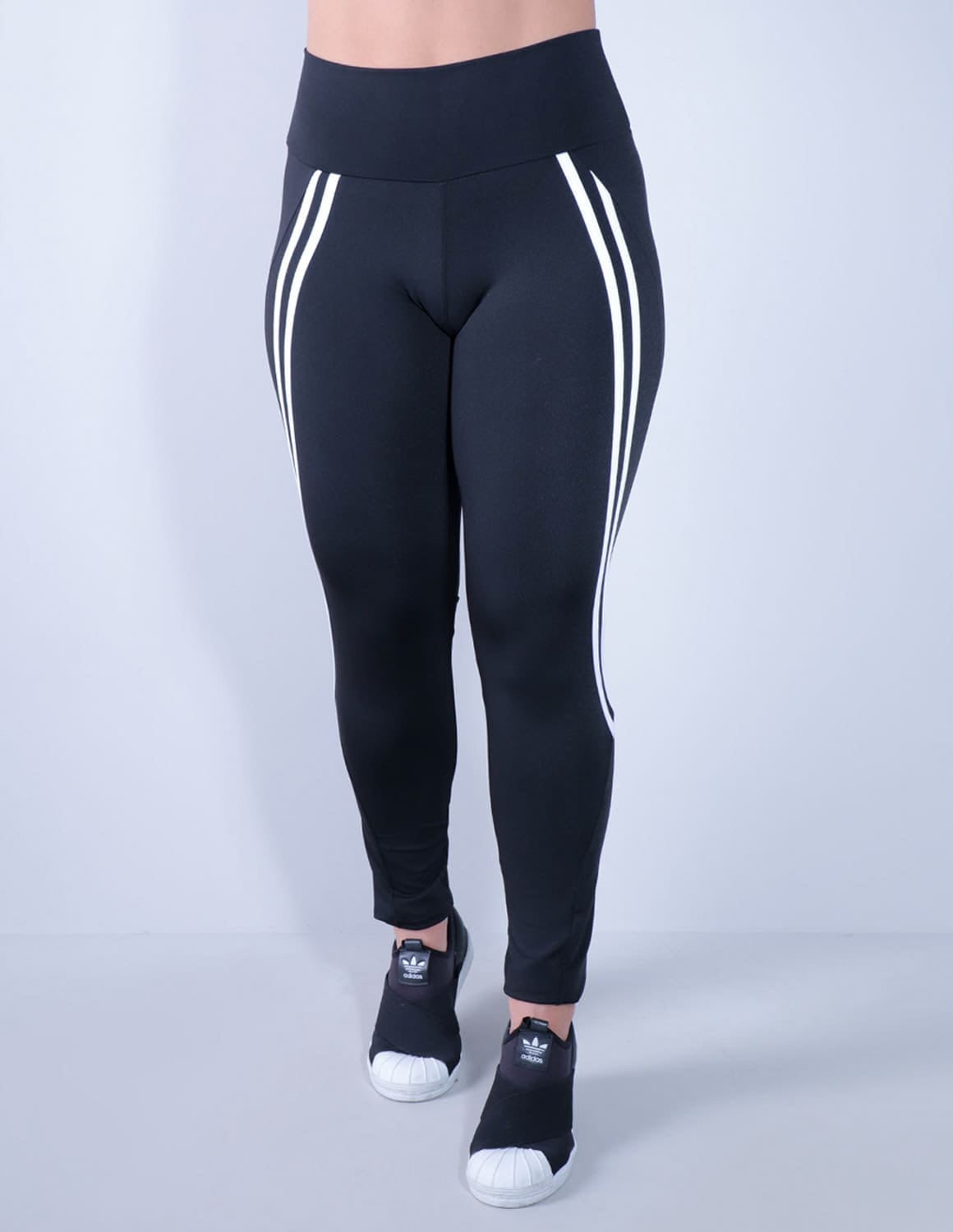 Calça Fitness Preta com Listras Brancas nas Laterais | Ref: 4.4.4336-0102