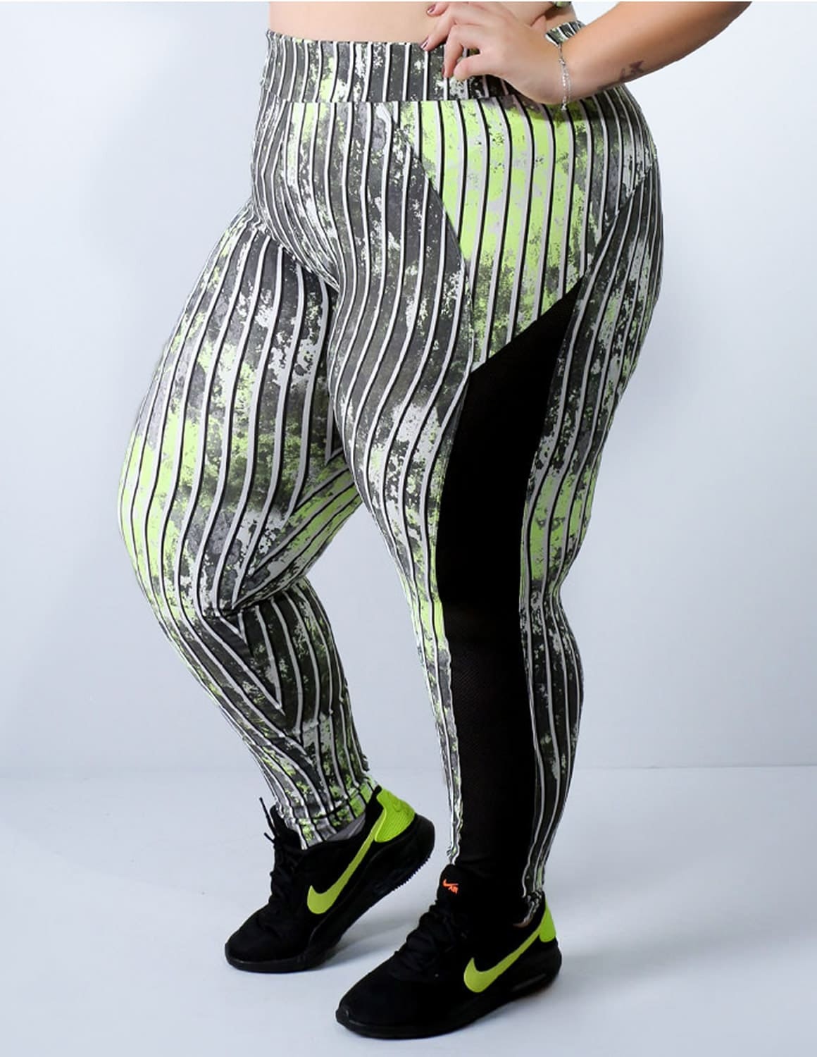 Calça Plus Size Estampada com Recortes de Tela | Ref: 4.4.1768-3100