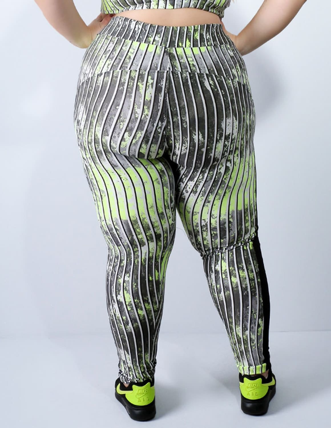Calça Plus Size Estampada com Recortes de Tela | Ref: 4.4.1768-3100