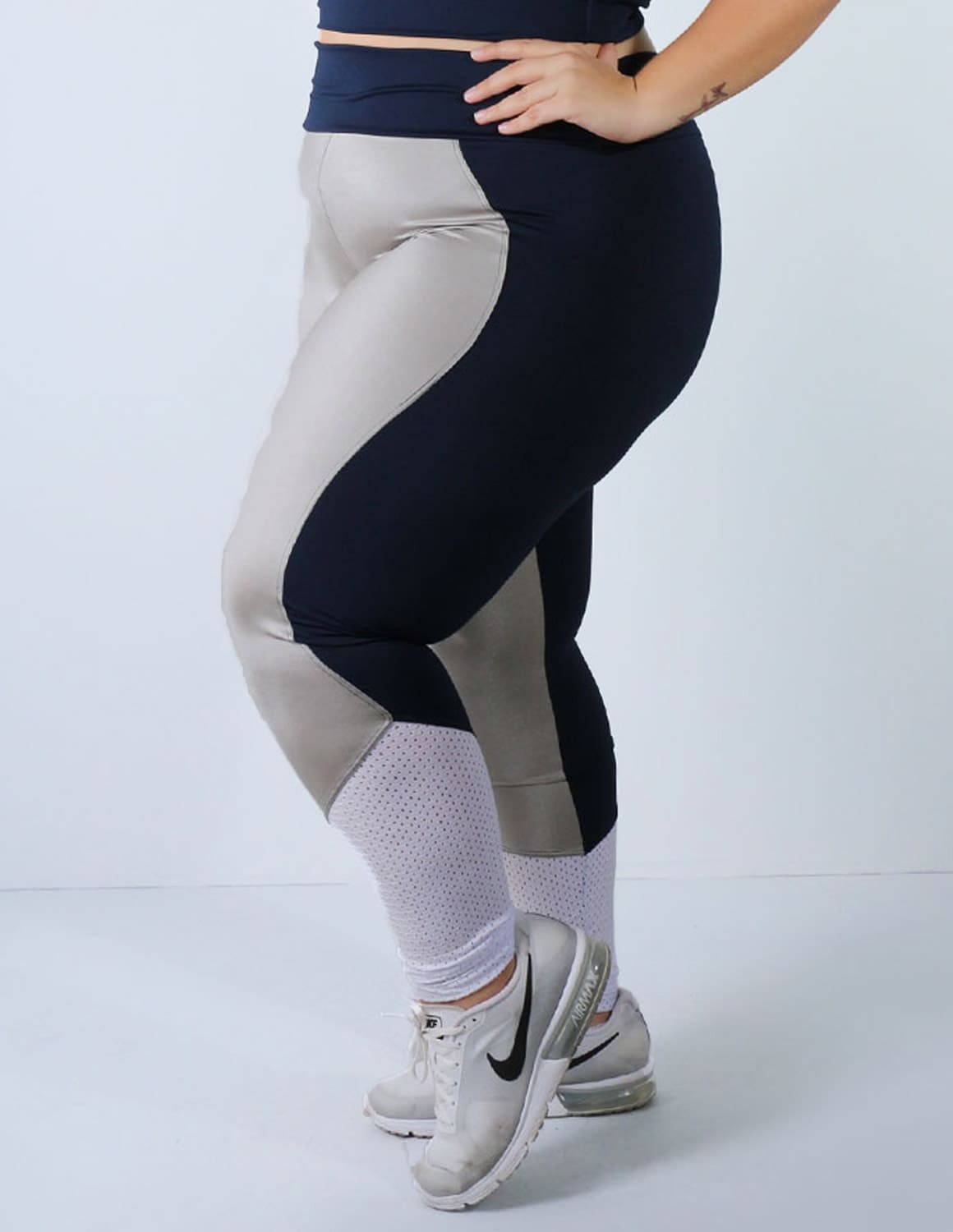 Calça Plus Size Azul Marinho com Cirrê Prata e Tela Branca | Ref: 4.4.4136-1845
