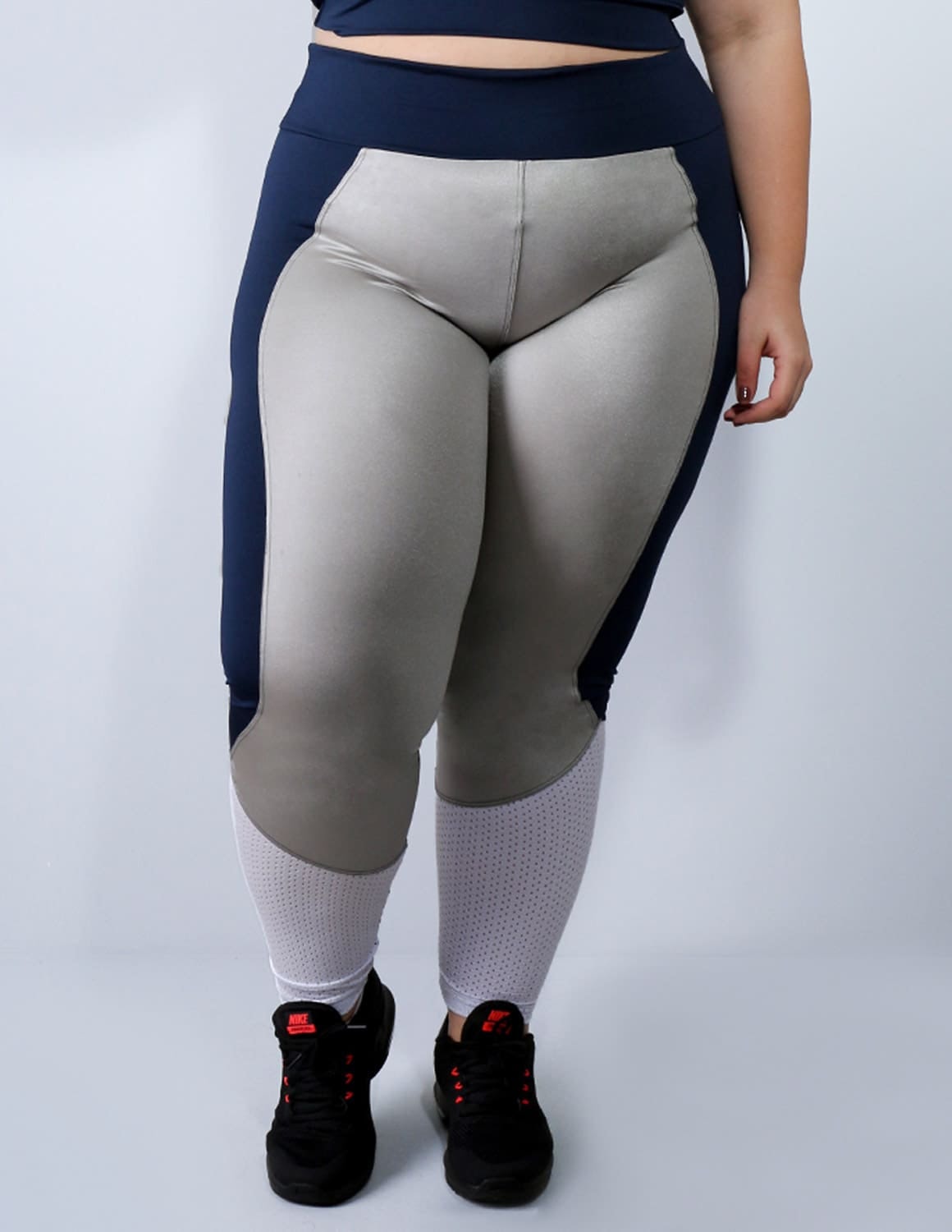 Calça Plus Size Azul Marinho com Cirrê Prata e Tela Branca | Ref: 4.4.4136-1845