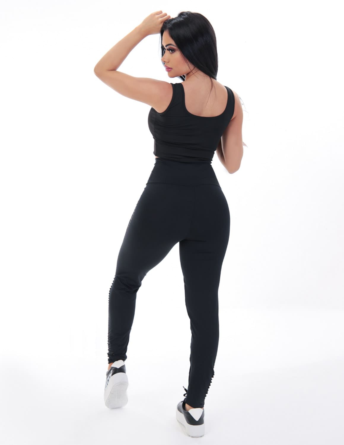 Conjunto Fitness Preto Cropped com Bojo e Calça com Recortes a Laser | Ref: 8.8.0207-01