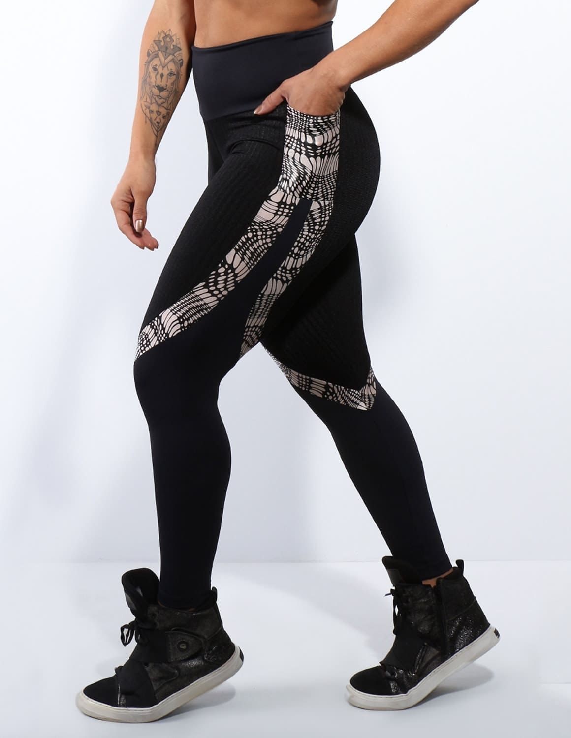 Calça Legging em Poliamida Preta com Cirrê Estampado e Recorte Texturizado | Ref: 3.3.2354-1389