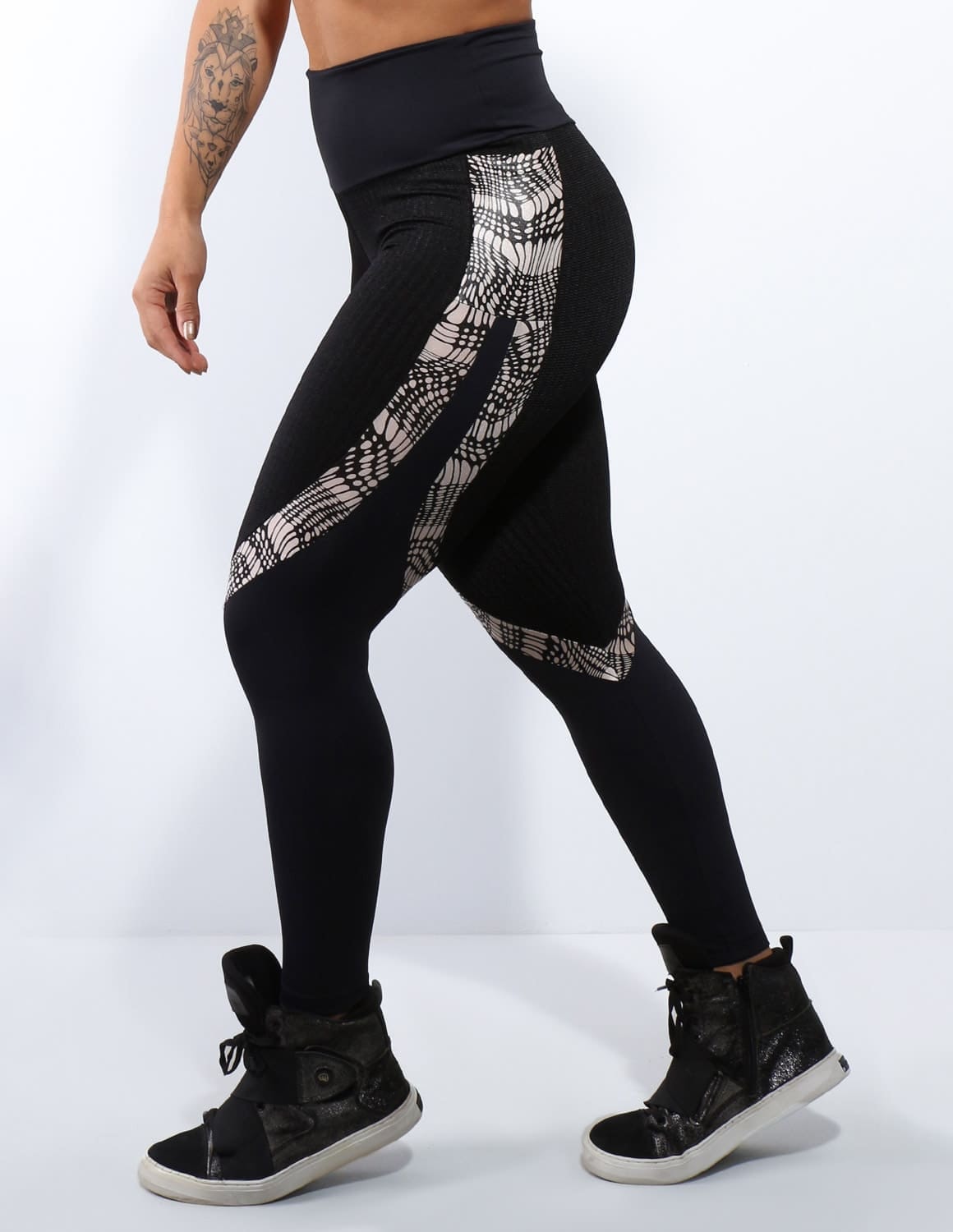Calça Legging em Poliamida Preta com Cirrê Estampado e Recorte Texturizado | Ref: 3.3.2354-1389