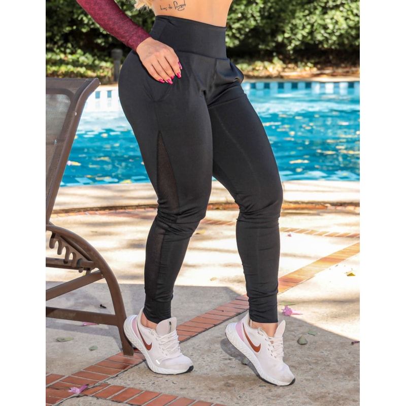 Calça Jogger Preta com Recortes de Tela nas Laterais | Ref: 3.3.2599-01