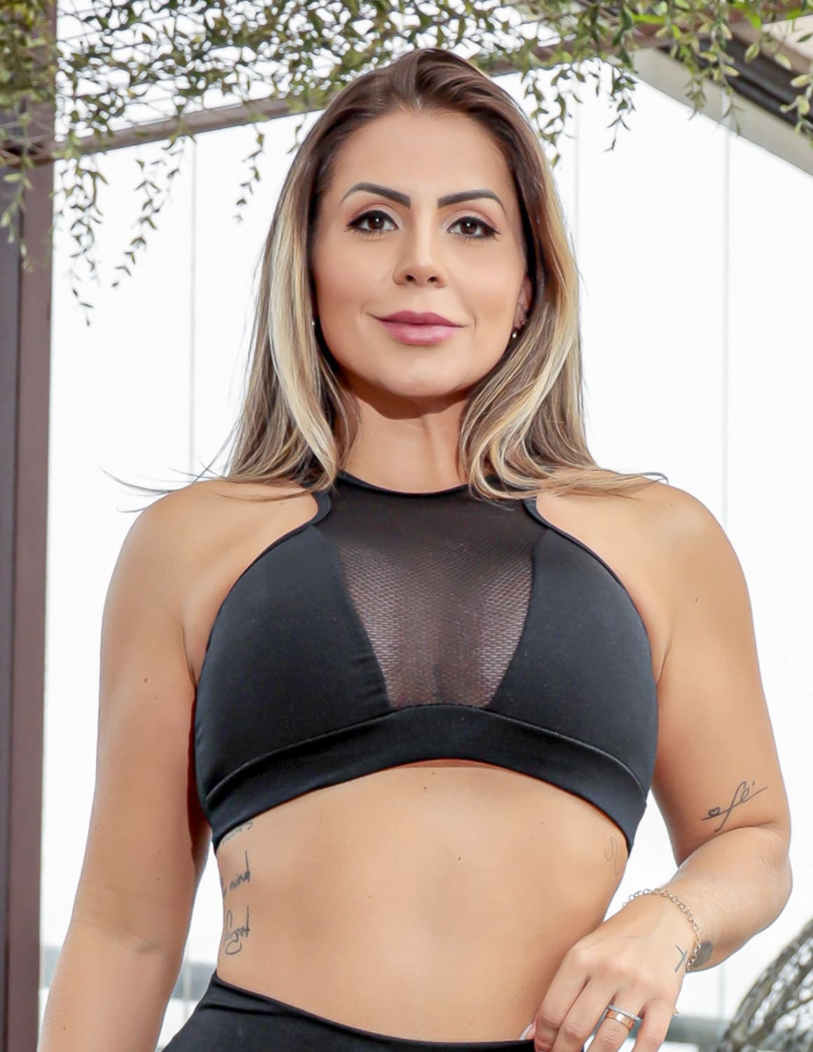 Cropped Fitness Feminino sem Bojo e com Recortes em Tela | Ref: 4.4.4020-01