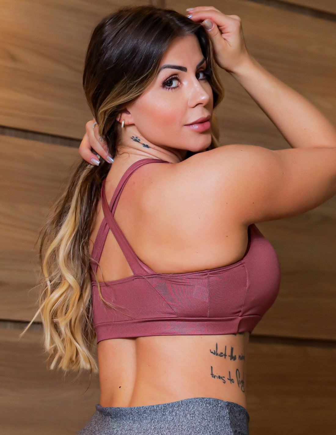 Top Fitness Feminino  em Cirrê com Bojo e Alças Cruzadas