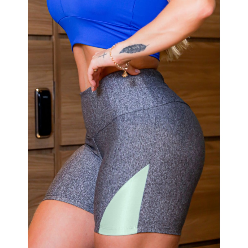 Shorts Curto Feminino Fitness com Recortes nas Laterais
