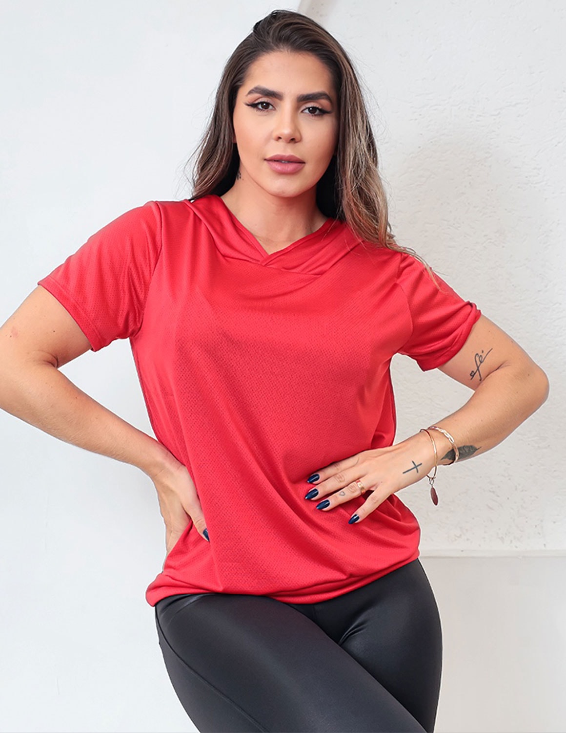 Camiseta Fitness Feminina em Dry Fit com Capuz Academia