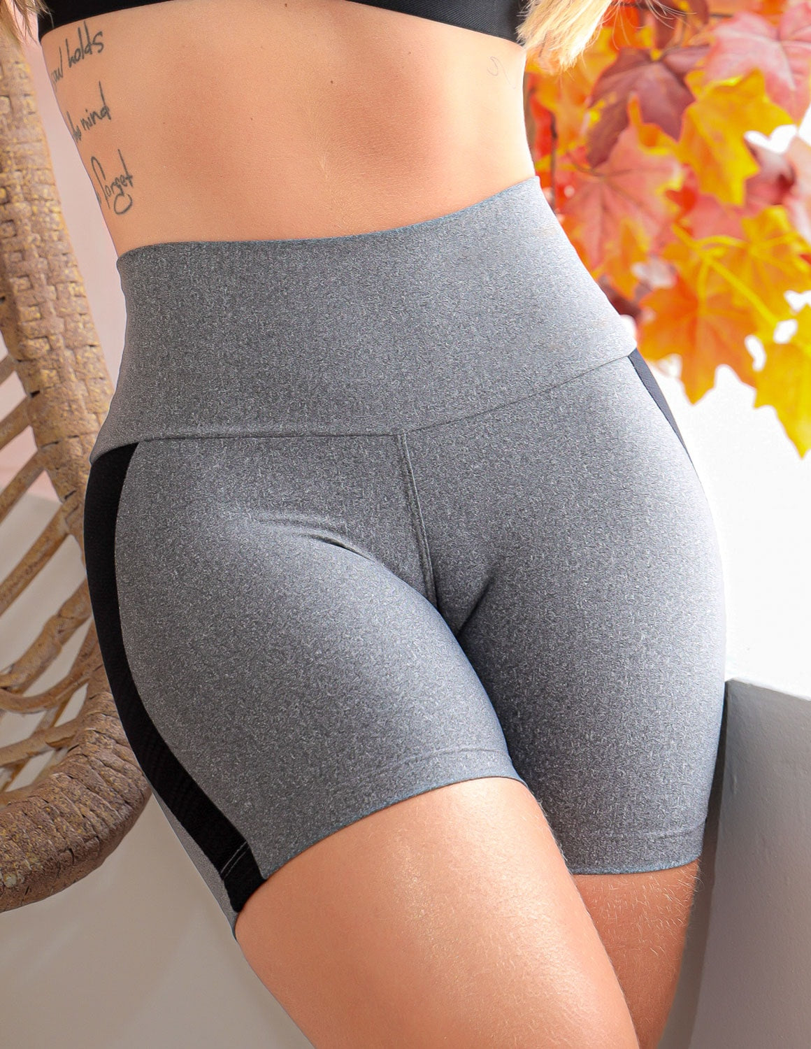 Short Fitness Feminino Suplex Para Academia com Recortes Laterais
