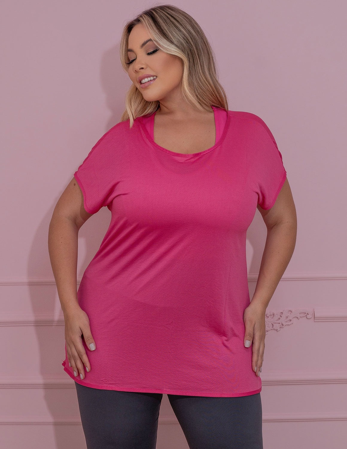 Camiseta Feminina Fitness Plus Size para Academia em Dry Fit Furadinho