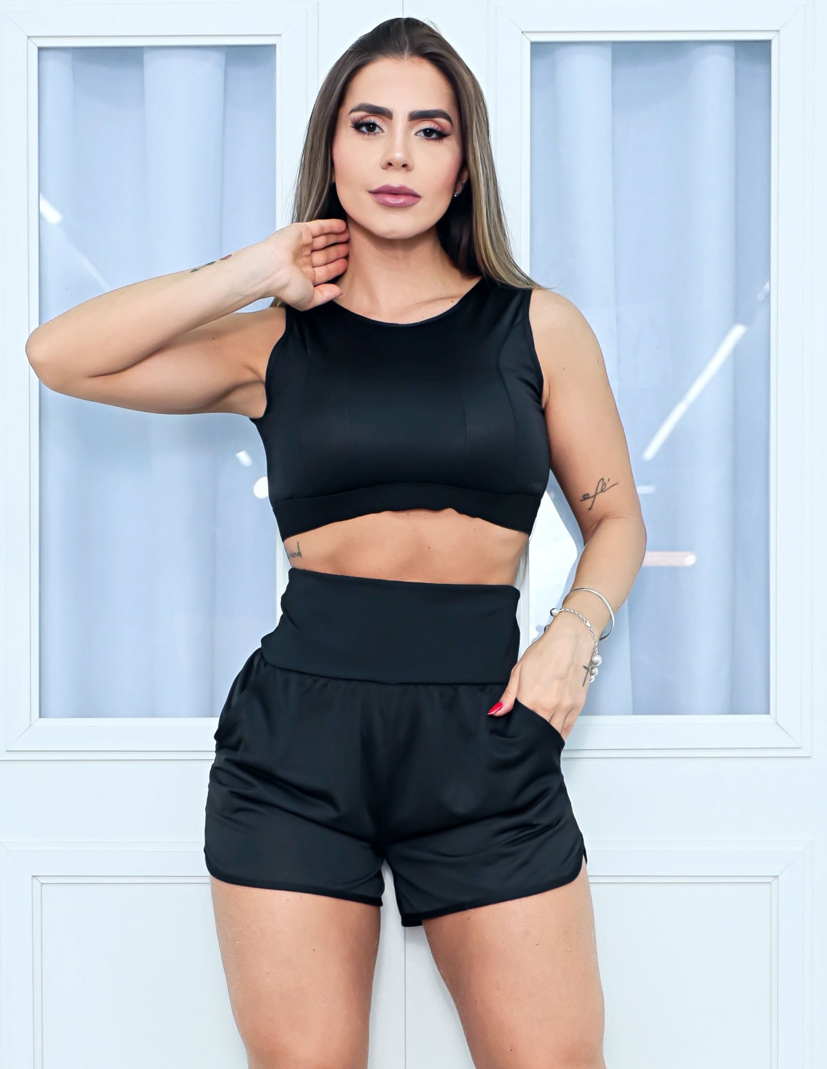 Conjunto Feminino Fitness em Dry Fit com Cropped e Short com Bolsos