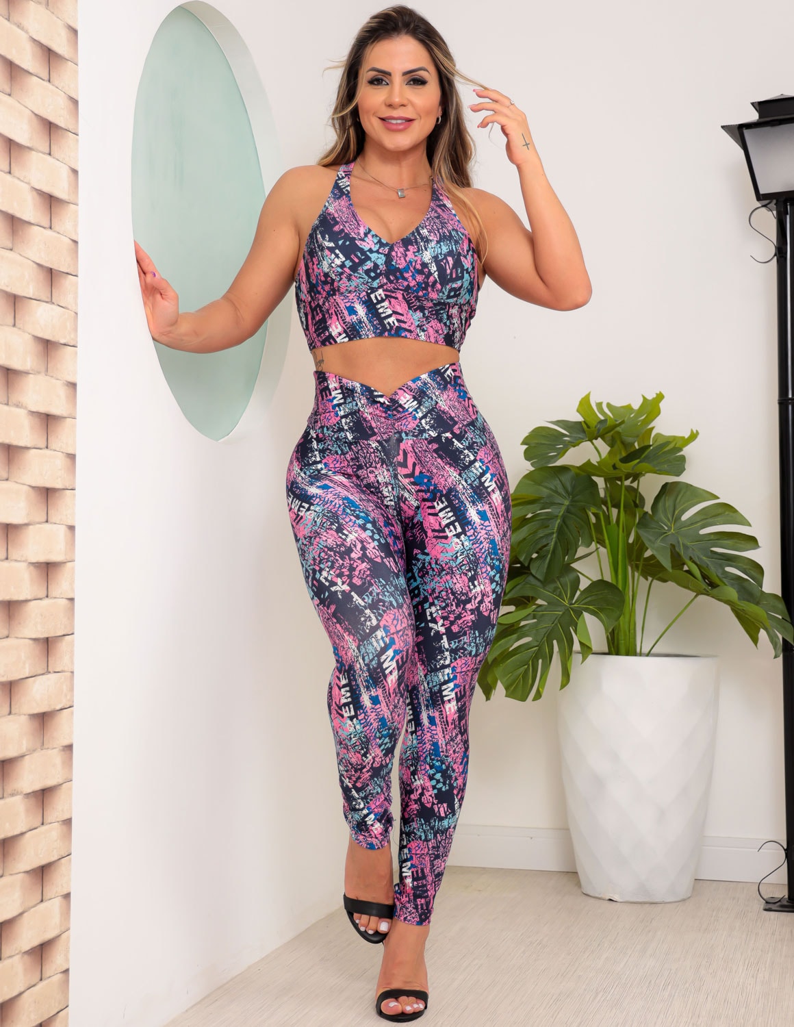 Conjunto Feminino para Academia Estampado Cropped com Bojo e Calça Empina Bumbum