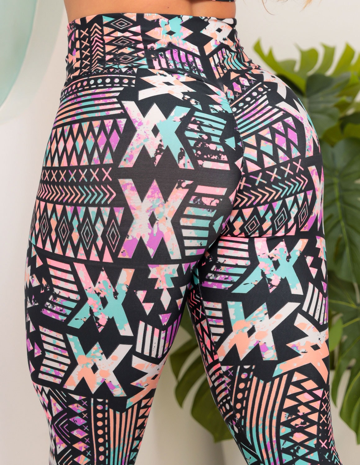 Conjunto Esportivo com Calça Empina Bumbum e Cropped com Bojo Removível Estampado