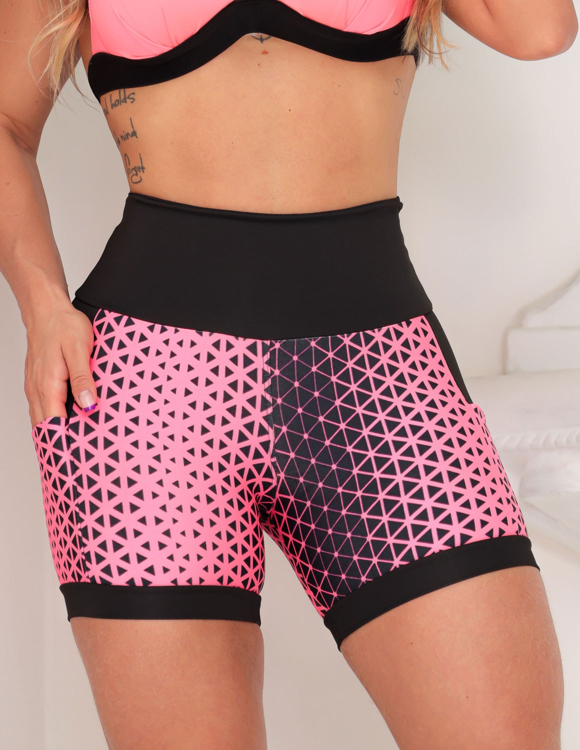 Conjunto Fitness Feminino Short Estampado com Bolsinhos e Top com Bojo Estruturado