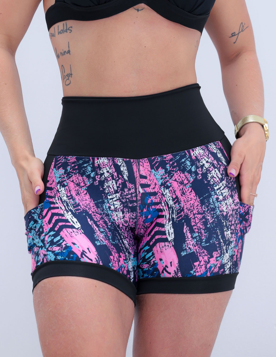 Conjunto Fitness Feminino Short Estampado com Bolsos e Top para Academia