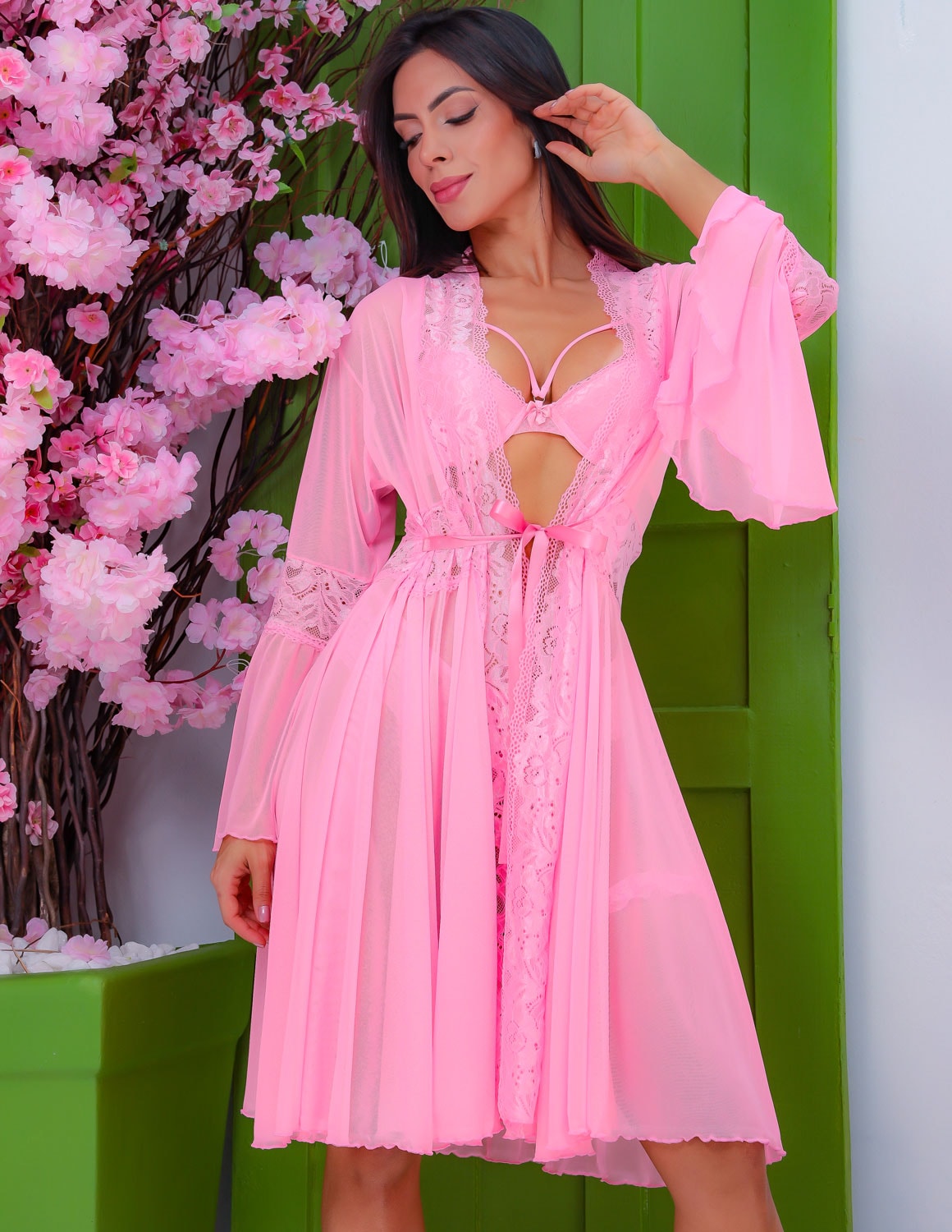 Robe Feminino com Manga Flare em Tule e Detalhes em Renda