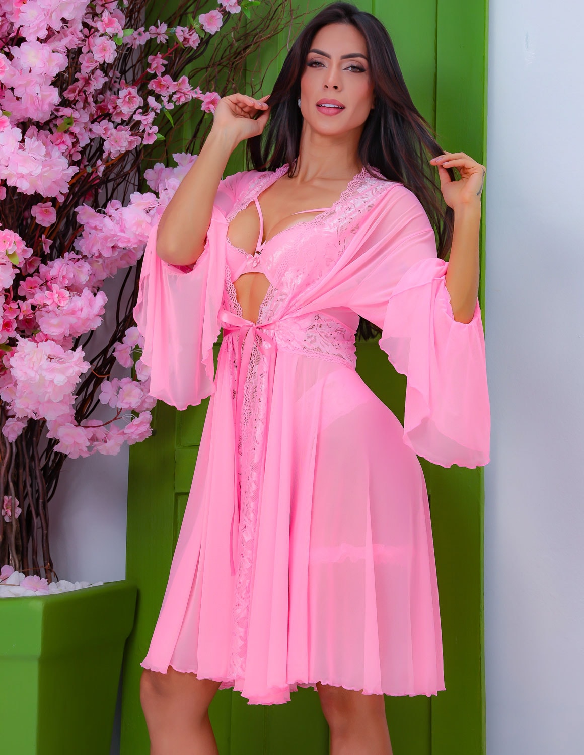 Robe Feminino com Manga Flare em Tule e Detalhes em Renda
