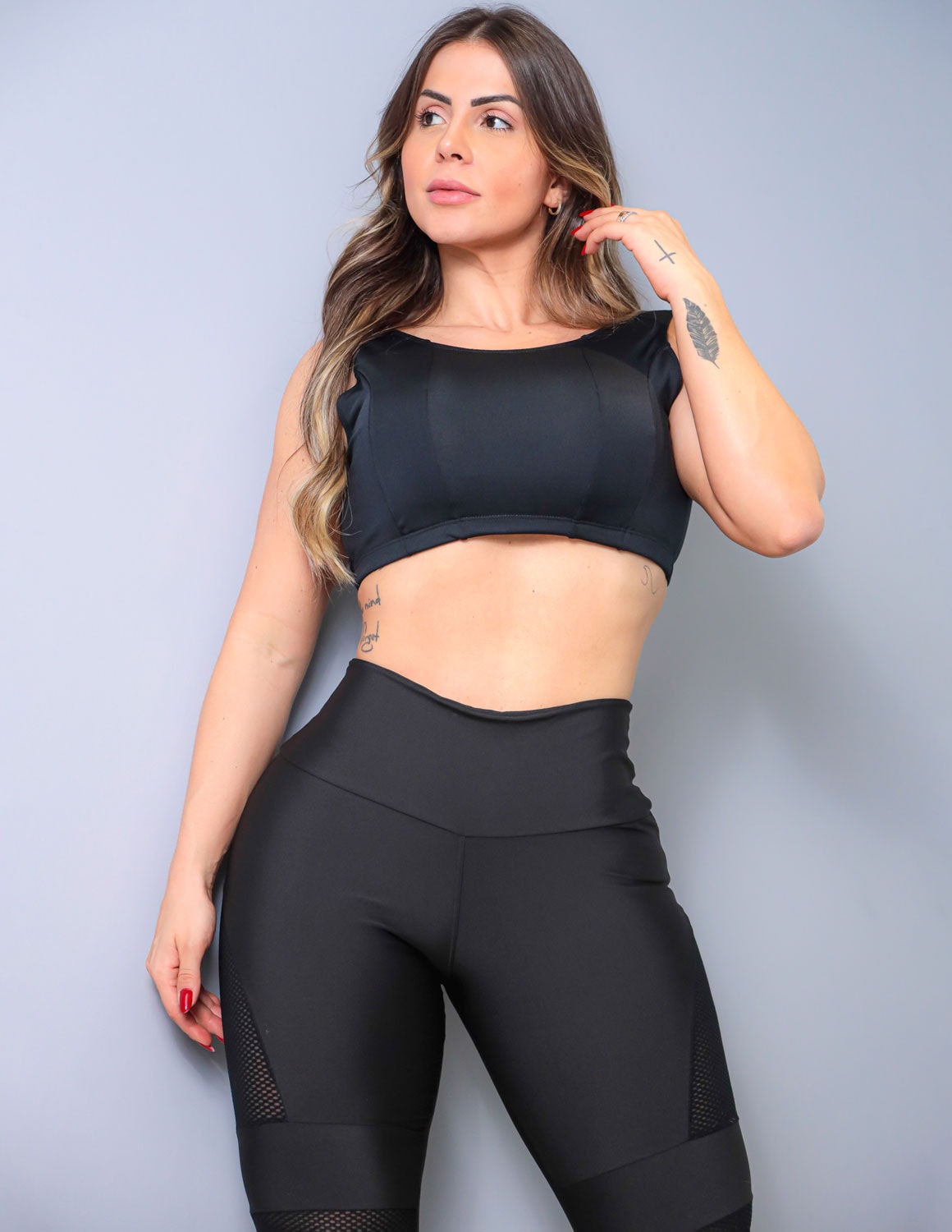 Conjunto Feminino Fitness de Cropped Academia e Legging com Recortes de Tela