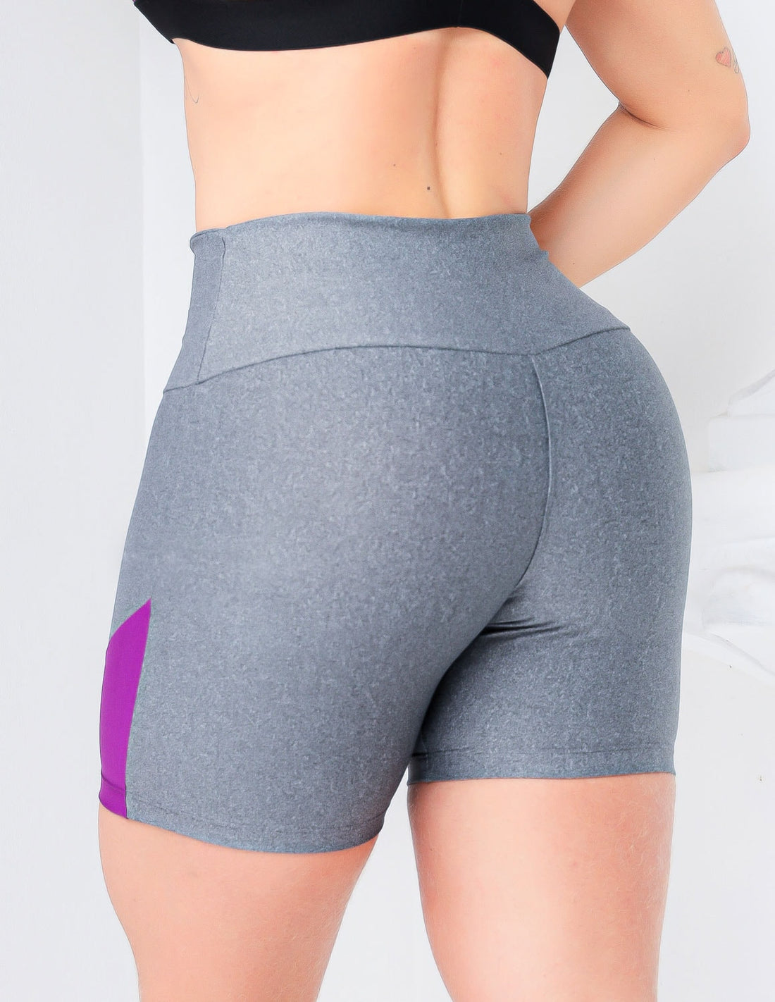 Shortinho Suplex Para Academia Feminino com Recortes nas Laterais