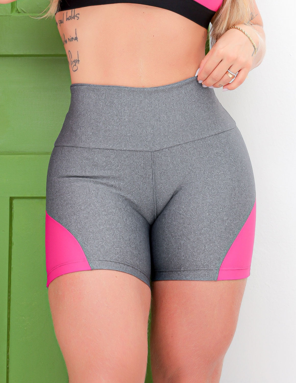 Short Fitness Feminino com Recortes Laterais para Academia