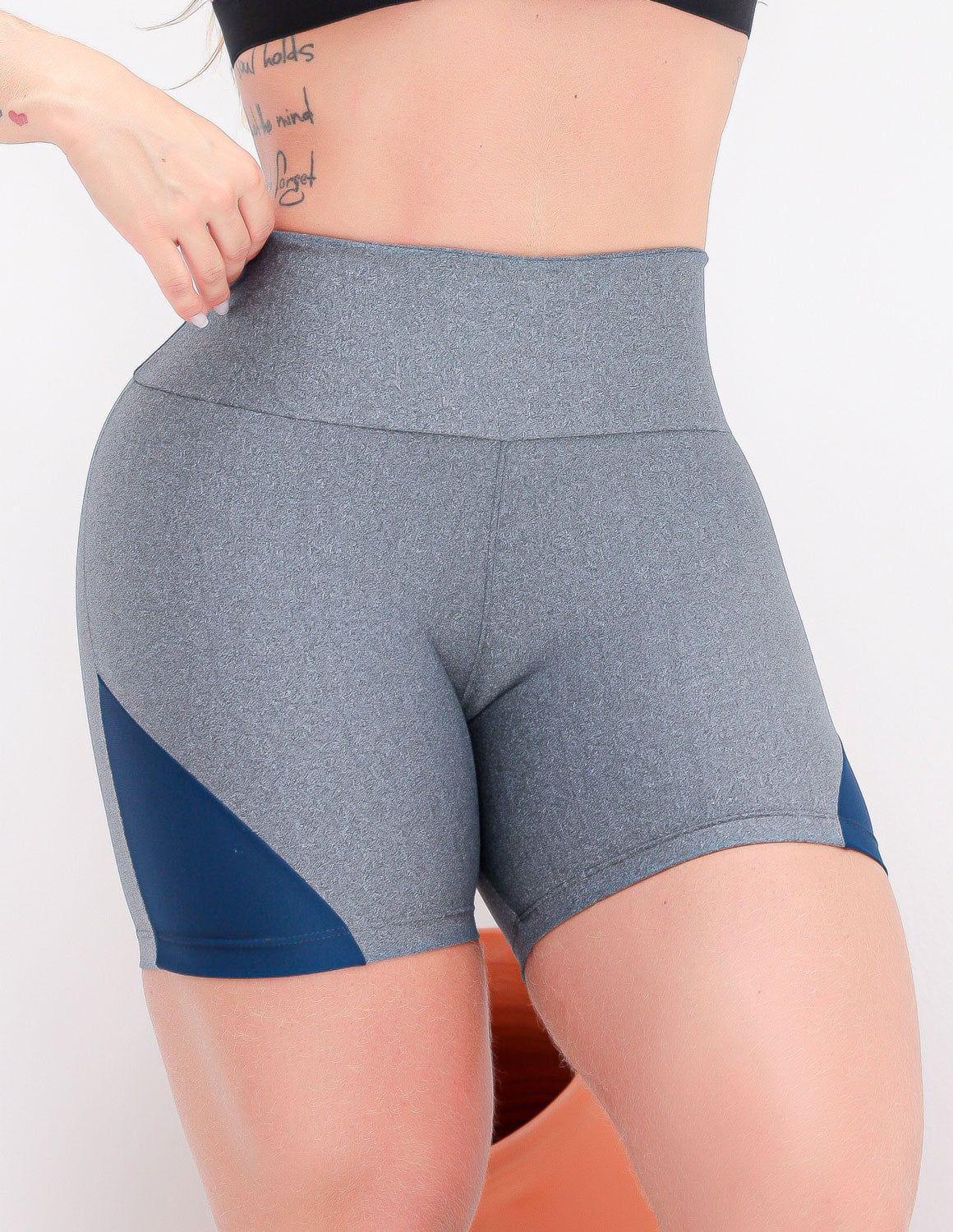 Shortinho Feminino Esportivo em Suplex com Recortes Laterais