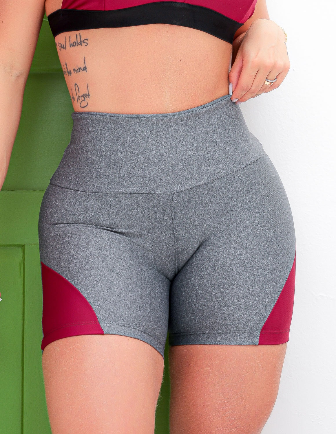 Shortinho de Ginástica Fitness para Mulheres com Recortes Laterais