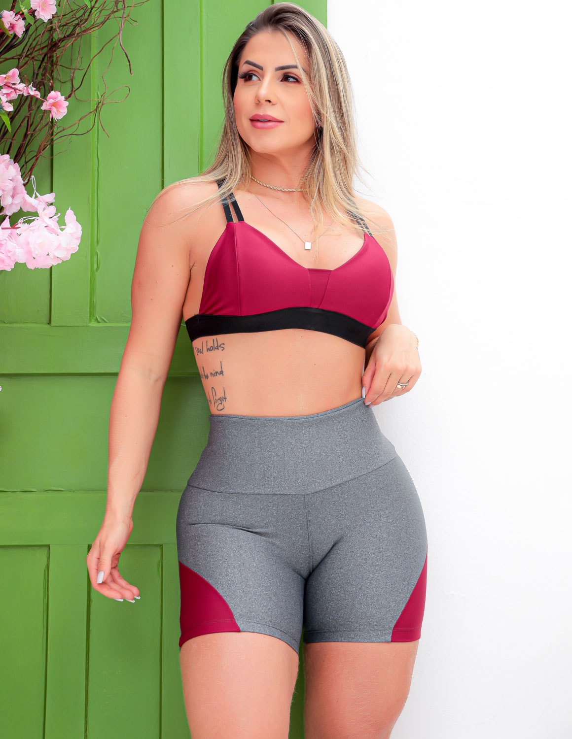Shortinho de Ginástica Fitness para Mulheres com Recortes Laterais
