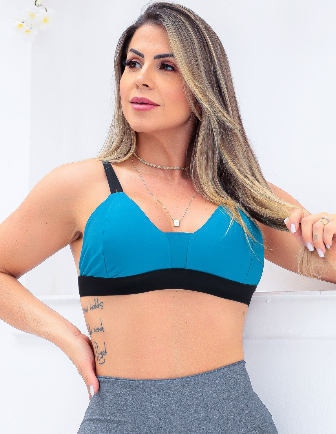 Conjunto Feminino Esportivo Short com Recortes nas Laterais e Top com Bojo Removível