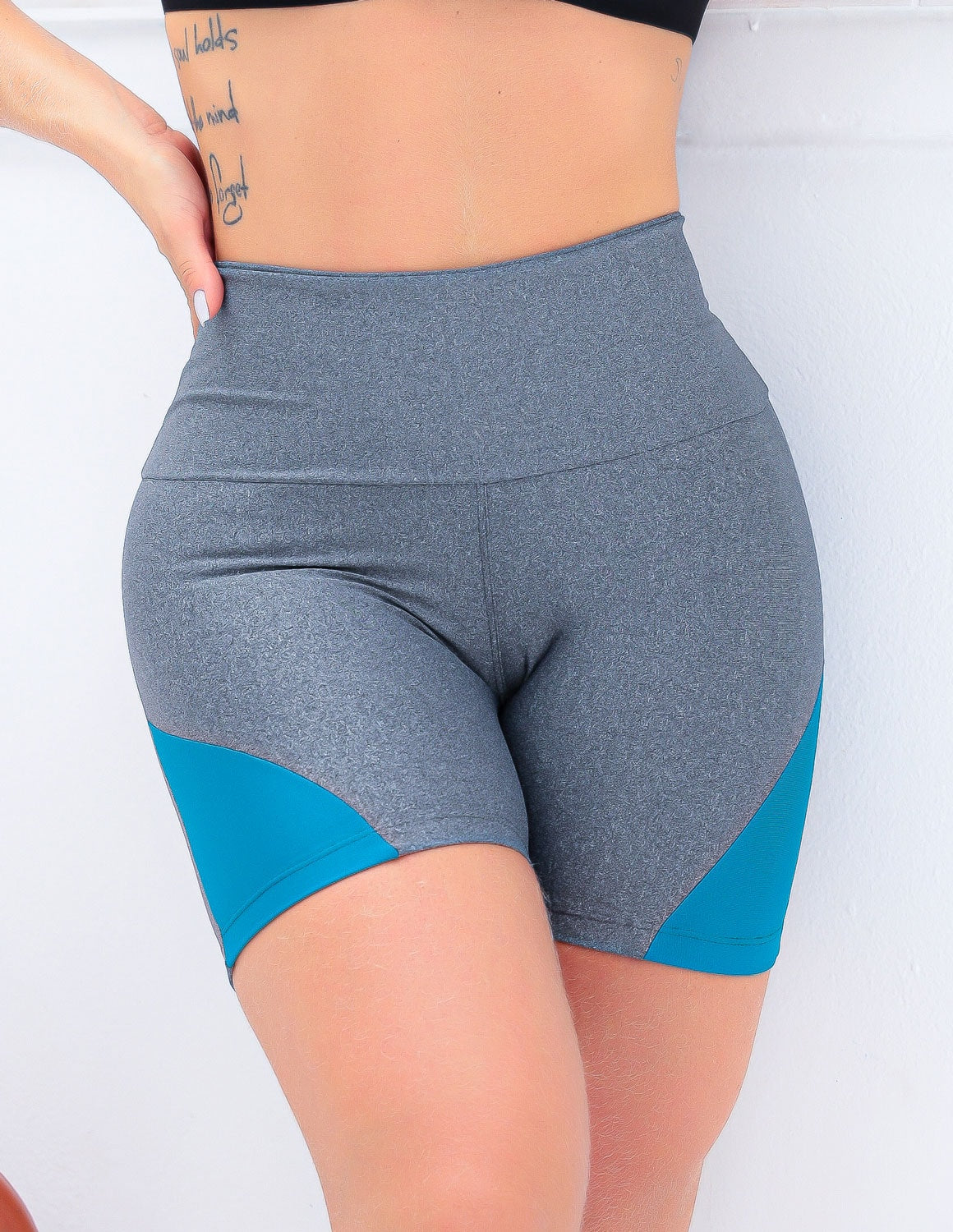 Conjunto Feminino Esportivo Short com Recortes nas Laterais e Top com Bojo Removível