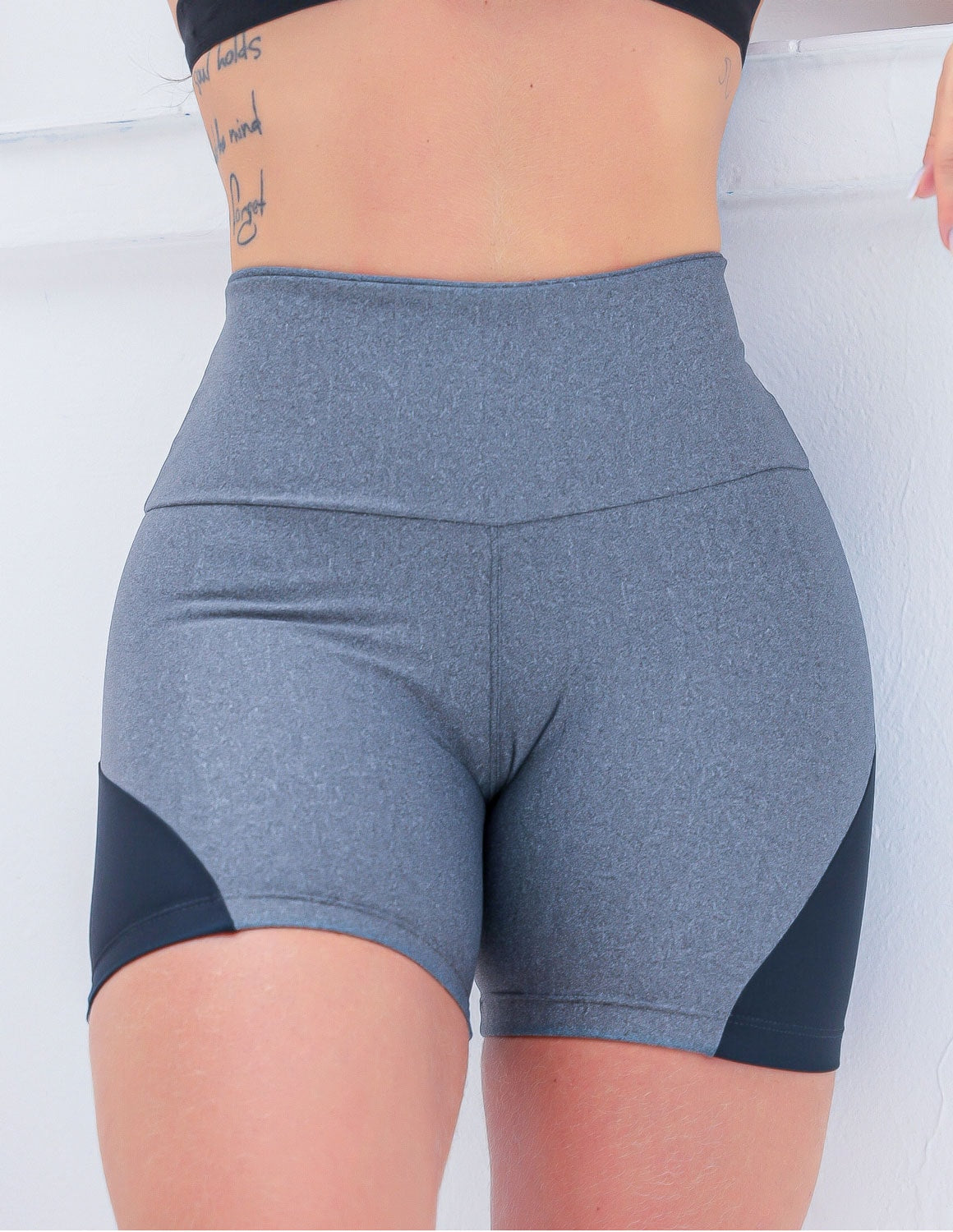 Conjunto Feminino Academia Top com Bojo e Shortinho com Recortes nas Laterais