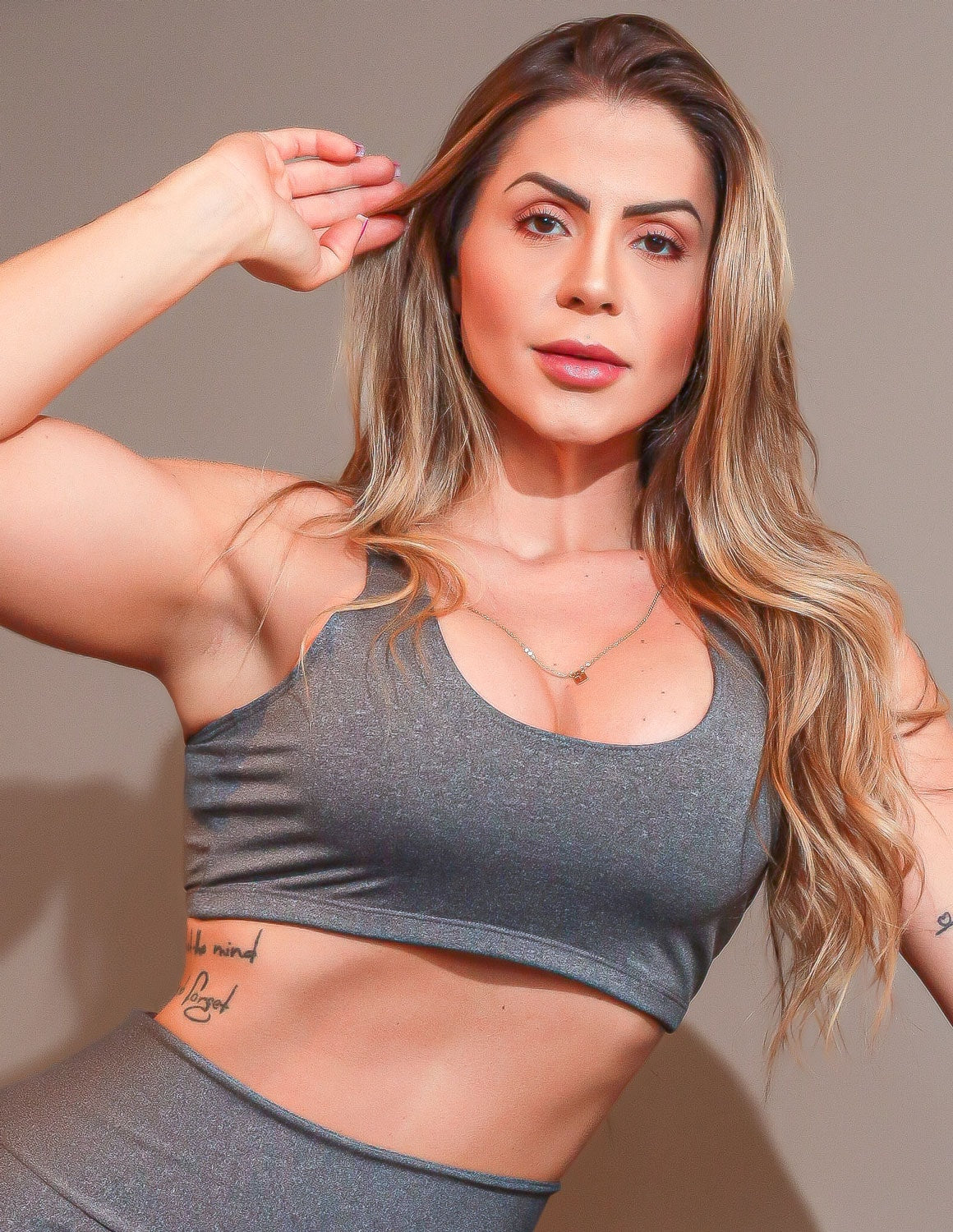 Conjunto Fitness com Cropped e Shortinho com Recortes Laterais em Cirrê