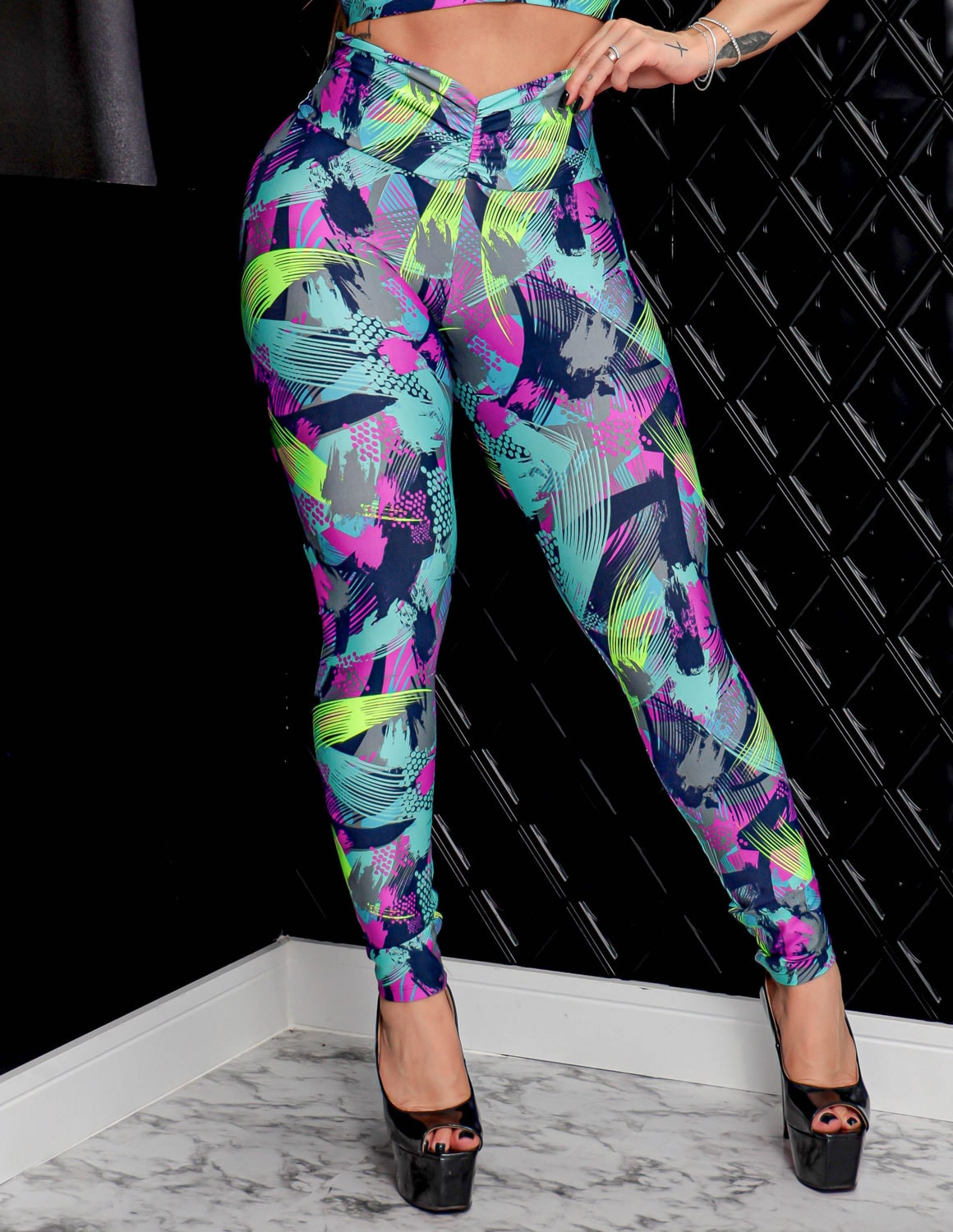 Look Estampado para Academia com Calça Empina Bumbum e Cropped com Bojo Removível