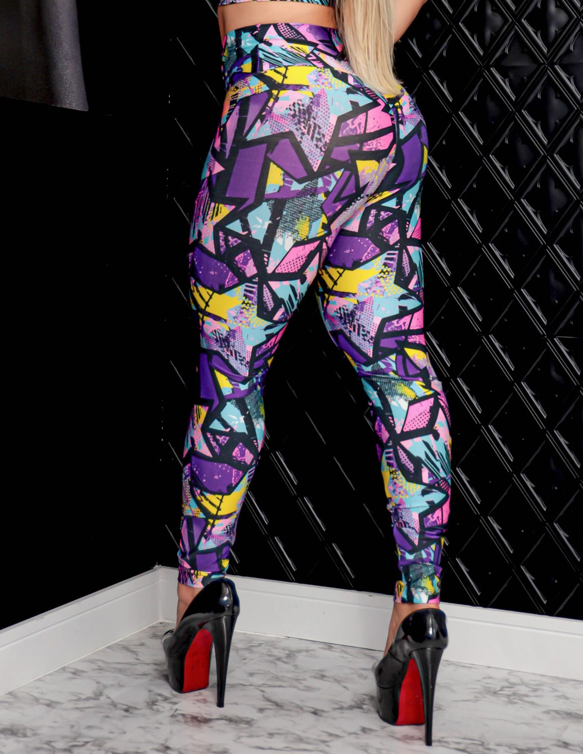 Look Fitness Feminino Estampado com Calça Empina Bumbum e Cropped com Bojo