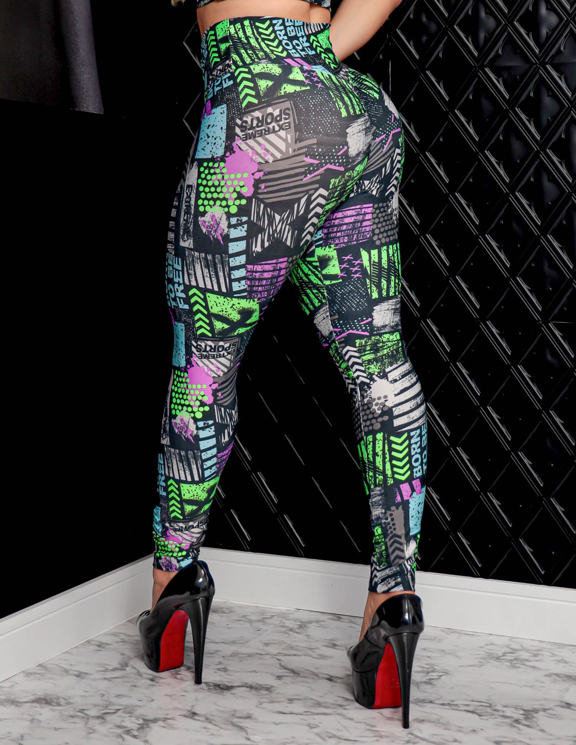 Conjunto Fitness Academia com Top Cropped e Calça Empina Bumbum Estampado