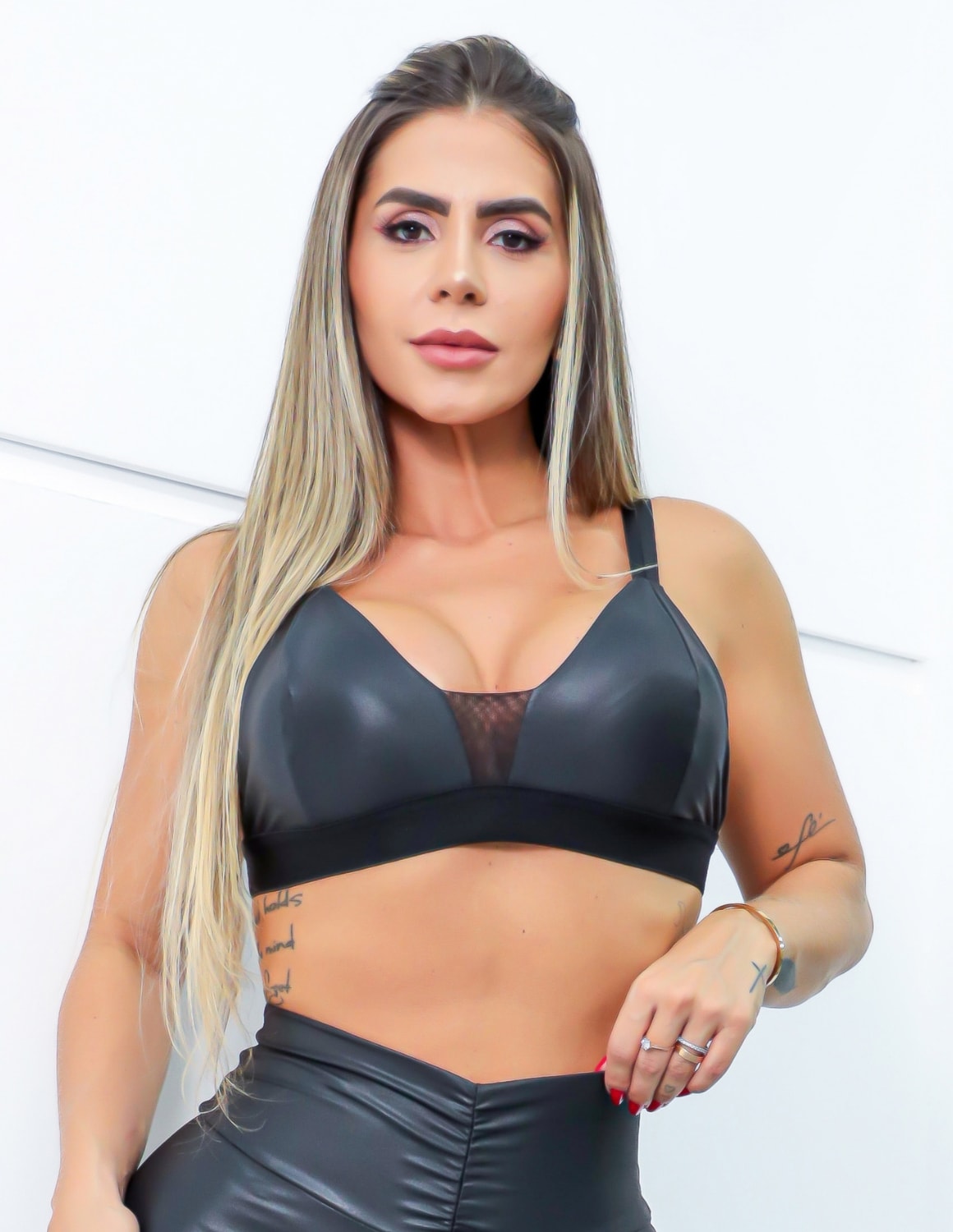 Conjunto Fitness Feminino Calça Empina Bumbum e Top com Bojo Removível