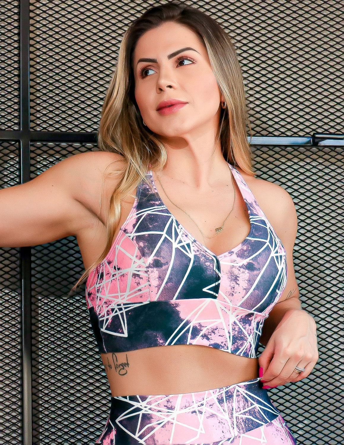 Look Feminino para Academia Estampado Short e Cropped com Bojo Removível