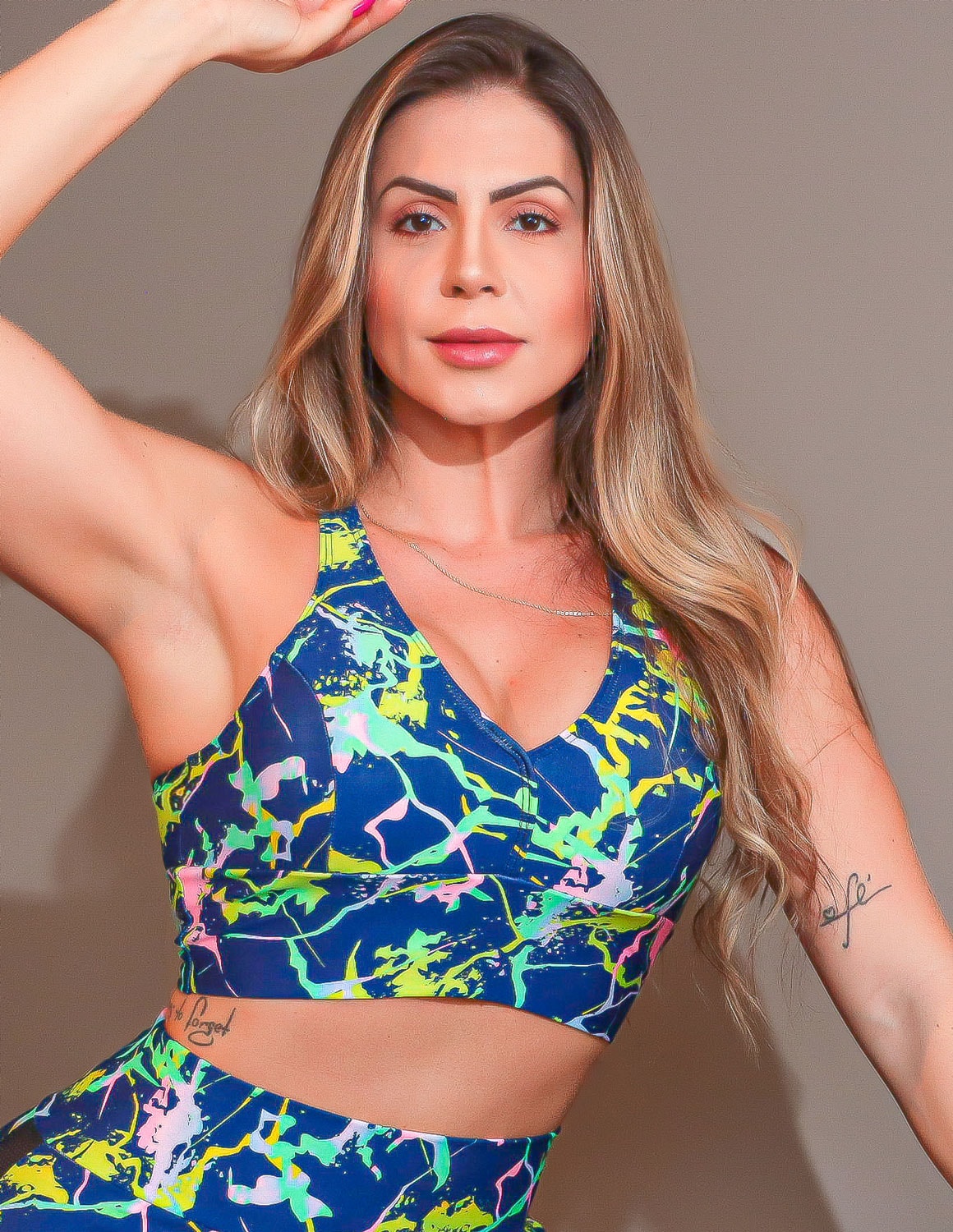 Conjunto Fitness com Cropped e Shortinho com Recortes em Tela