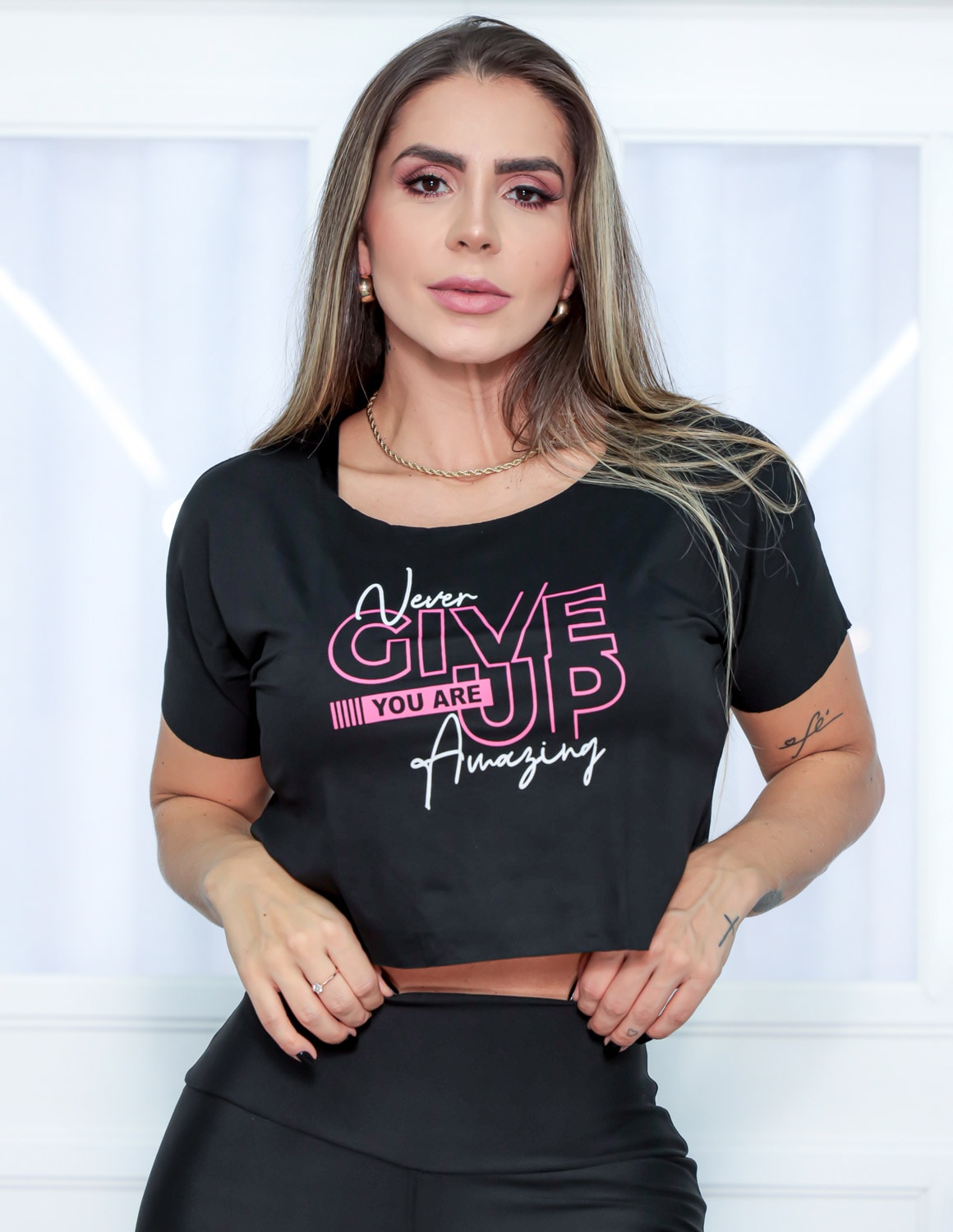 T-Shirt Cropped Feminino Com Estampa e Manguinhas - NEVER GIVE UP YOU ARE AMAZING
