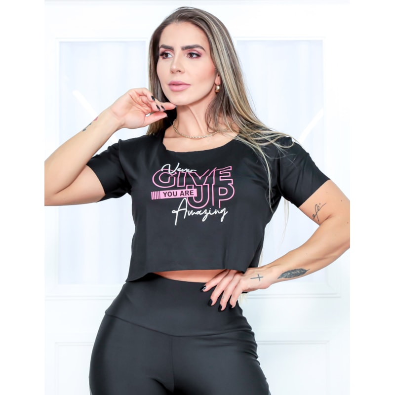 T-Shirt Cropped Feminino Com Estampa e Manguinhas - NEVER GIVE UP YOU ARE AMAZING