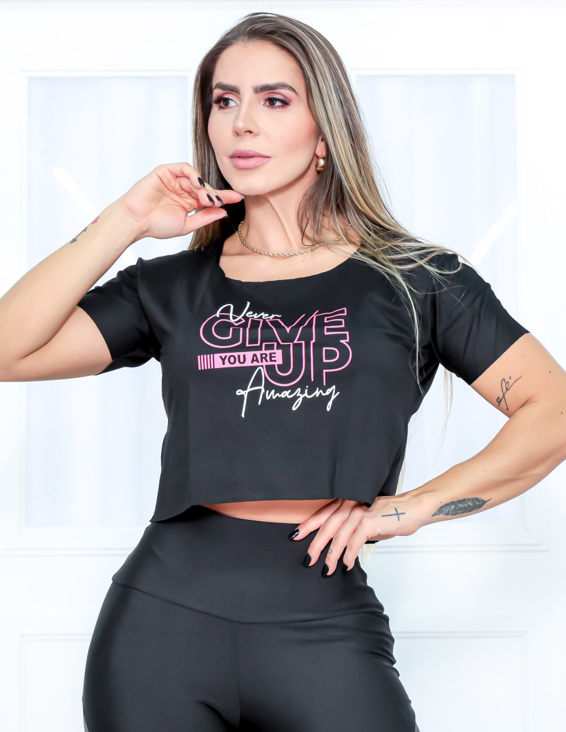 T-Shirt Cropped Feminino Com Estampa e Manguinhas - NEVER GIVE UP YOU ARE AMAZING