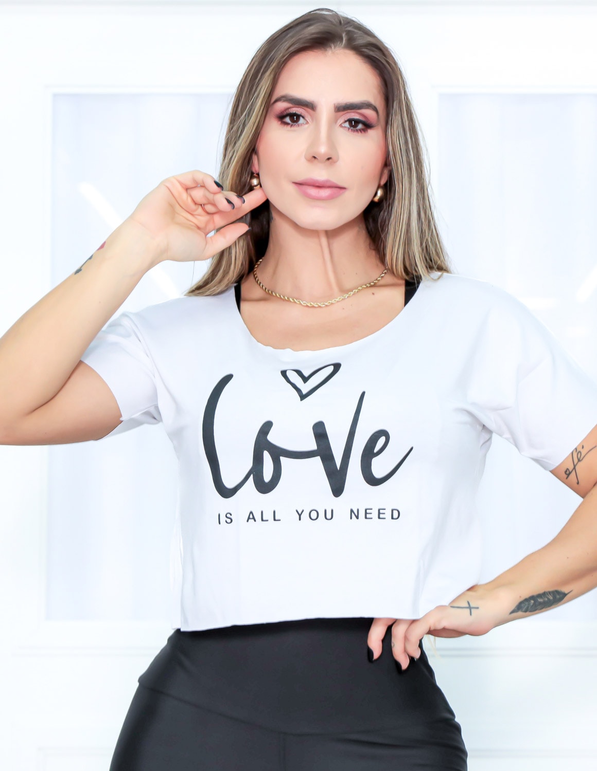 Blusa Cropped Academia Feminina com Mangas e Estampa - LOVE IS ALL YOU NEED