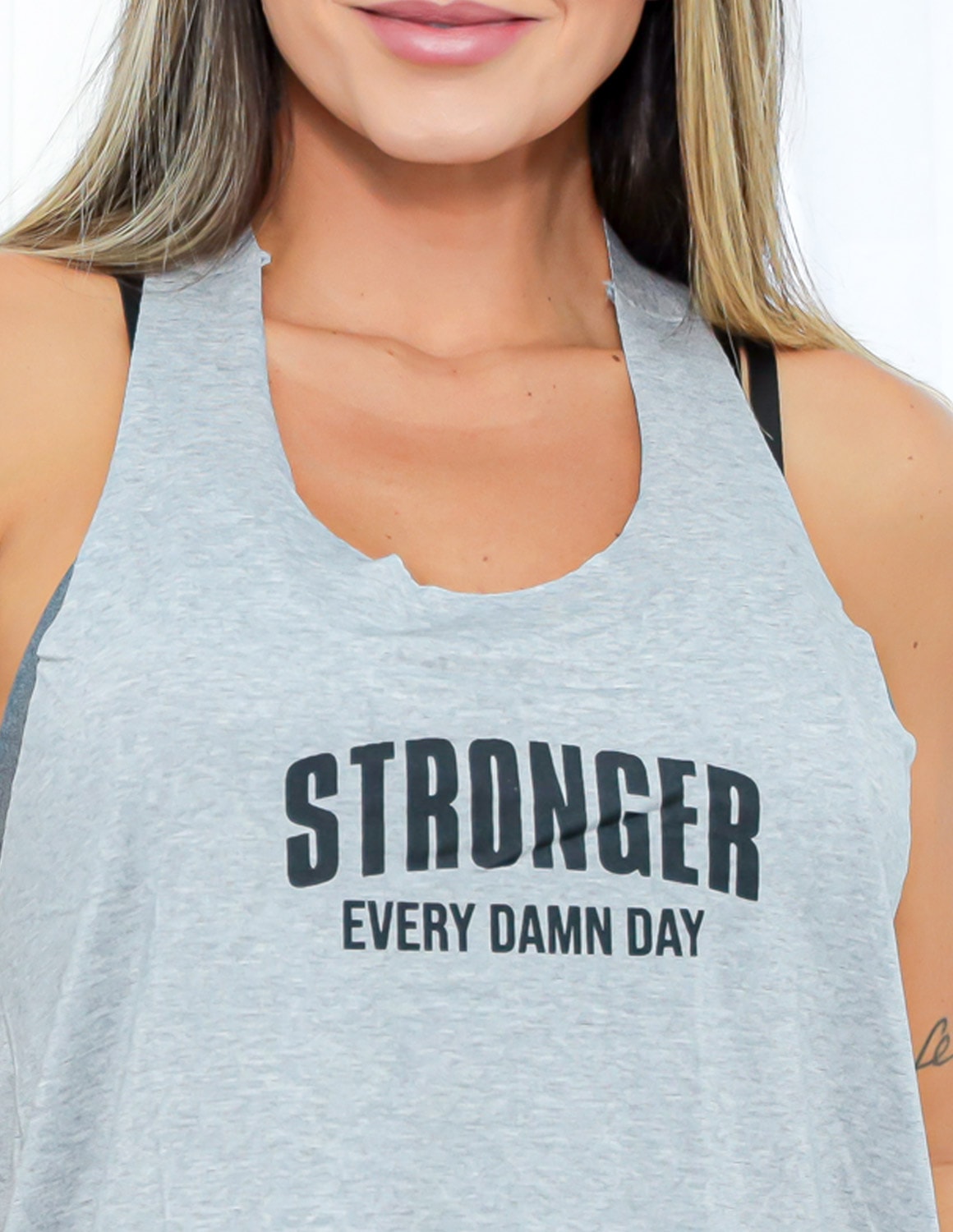 Blusa Regata Feminina de Academia Estilo Nadador com Estampa - STRONGER