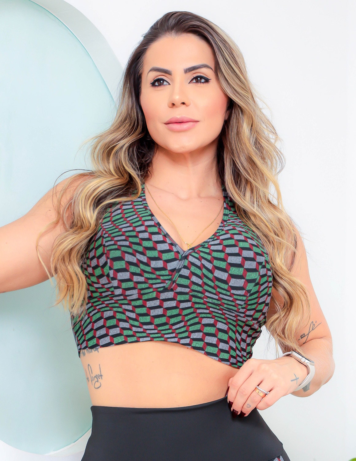 Conjunto Fitness Feminino Short com Bolsos Laterais e Cropped com Bojo Removível