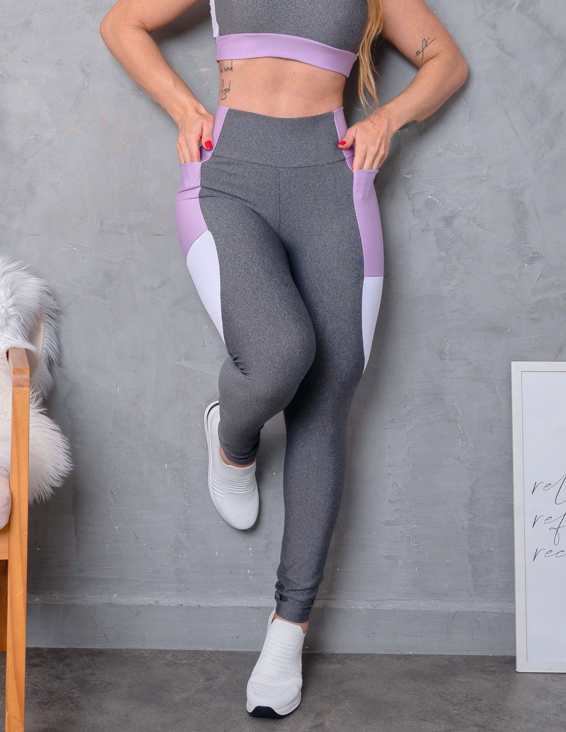 Legging Feminina para Academia com Detalhe Colorido nas Pernas e Bolsos Laterais