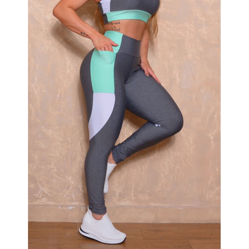Calça Legging Feminina com Bolsos e Recortes Laterais