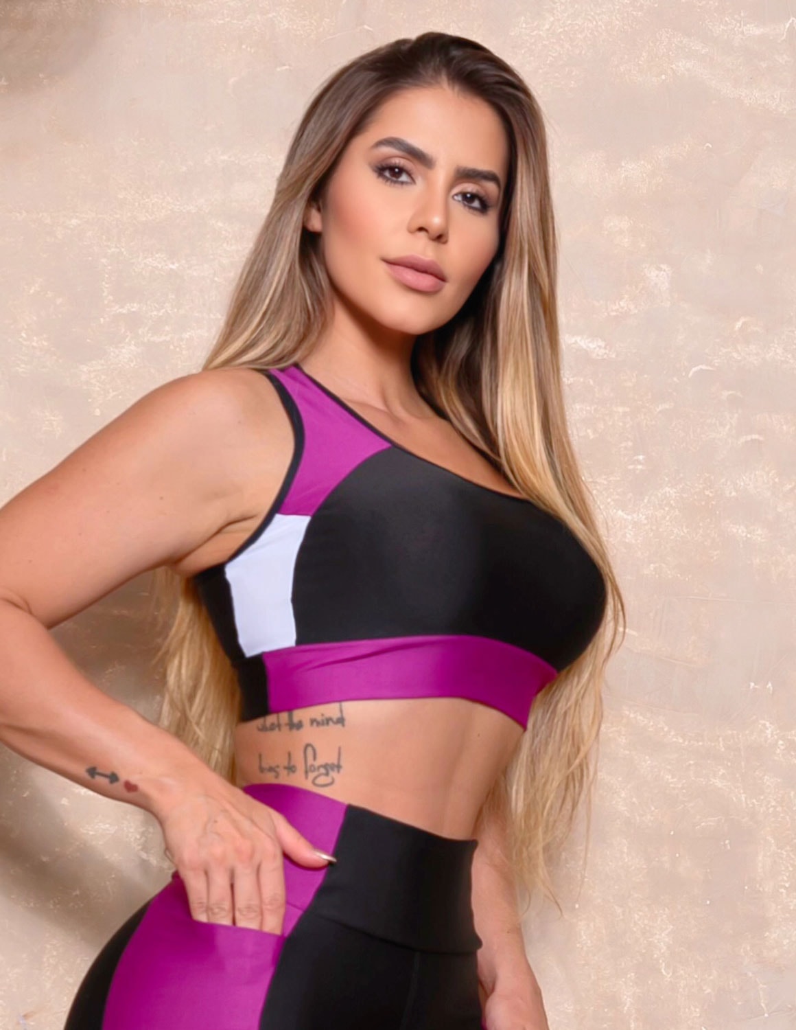 Cropped Feminino Estilo Nadador Fitness com Recorte Colorido