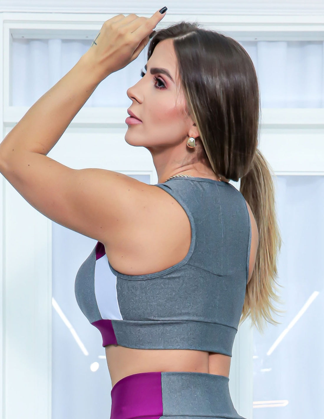 Cropped Feminino sem Bojo com Recorte Colorido Fitness