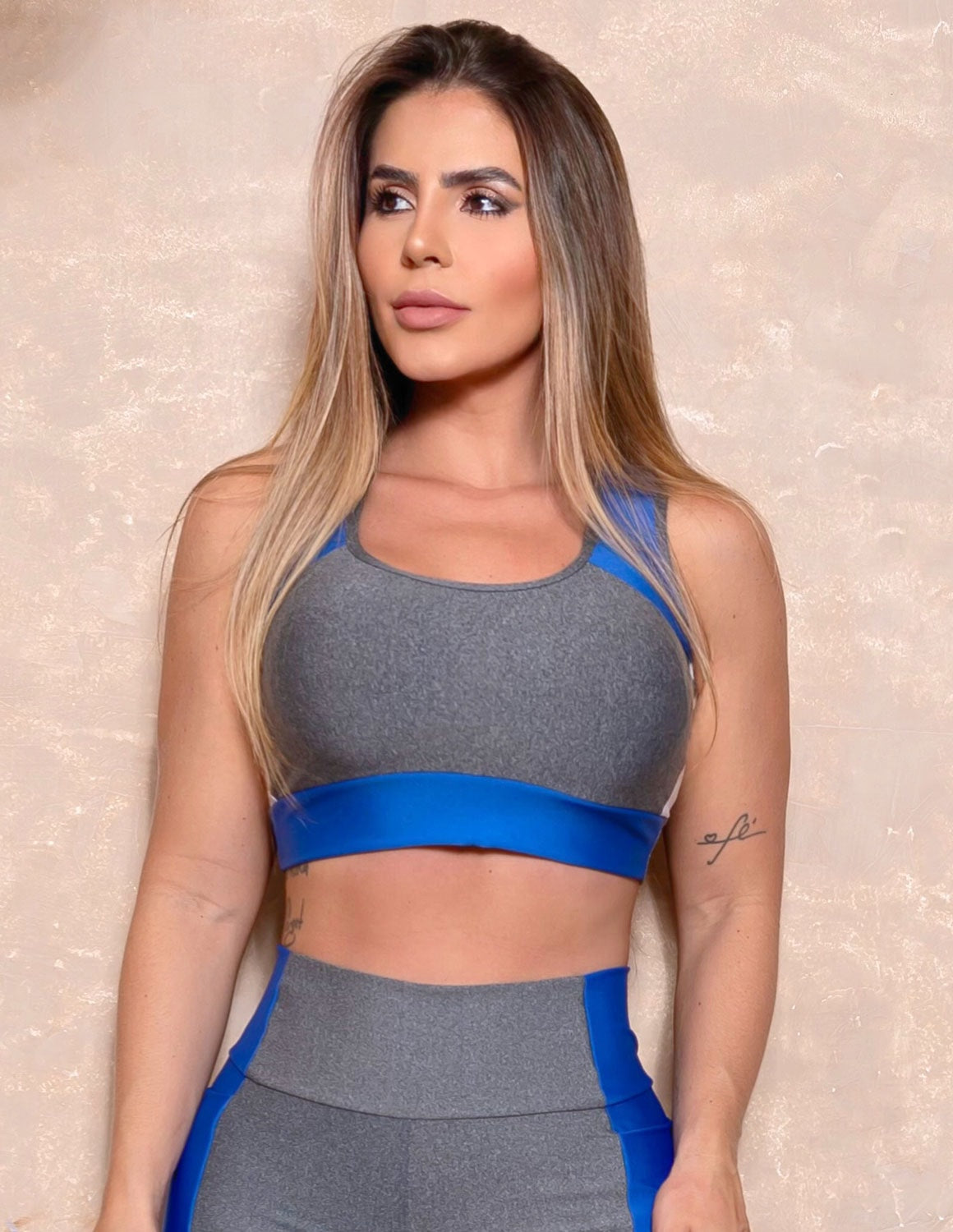 Cropped Fitness Feminino com Recorte Colorido sem Bojo